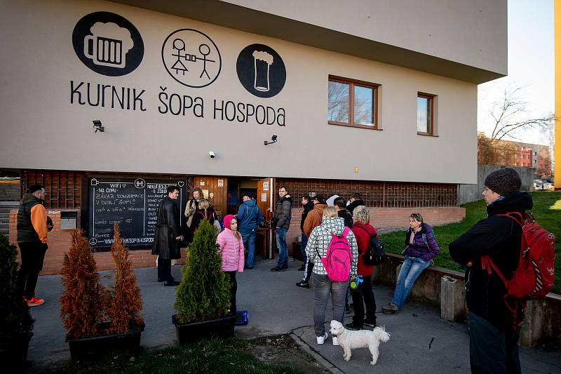 Zavřená hospoda Kurnik Šopa doprodává zbytky piv které měli na čepu, 14. března 2020 v Ostravě. Kvůli novému opatření vlády k zamezení šíření koronaviru (covid-19), musí být všechny restaurace, hospody a jiné podniky zavřené.
