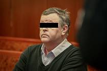 Bývalý exekutor Čeněk B. (na snímku z prvního hlavního líčení) byl původně odsouzen k šesti rokům vězení. Vrchní soud ale verdikt zrušil a případ vrátil k novému projednání.