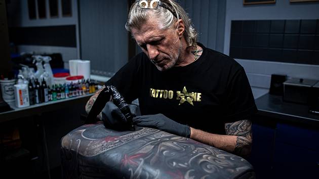Majitel tetovací salón Tattoo Zone Ivo Výboch tetuje kozu, 29. května 2020 v Krnově.