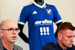 Tisková konference FC Baníku Ostrava.Na fotografii vlevo Bohumil Páník, vpravo Jan Laštůvka