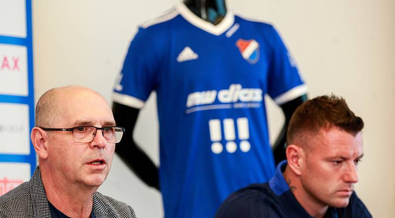 Tisková konference FC Baníku Ostrava.Na fotografii vlevo Bohumil Páník, vpravo Jan Laštůvka