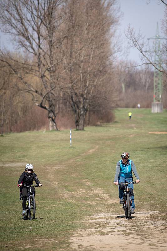 Cyklostezka okolo Ostravice, duben 2021 ve Vratimově.