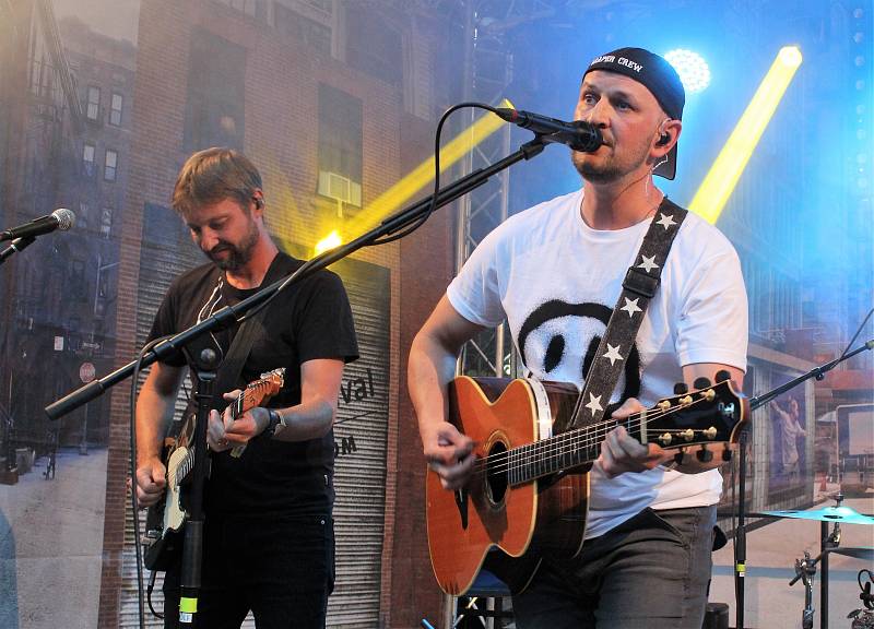 REC Stage patří k těm nejmenším na festivalu Colours of Ostrava, ale fanoušci ostravské multižánrové kapely Nedivoč první den akce zcela zaplnili hlediště i přilehlé plochy, aby si poslechli "domácí" muzikanty.