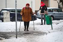 Zasněžené chodníky, situace v Ostravě-Dubině 12. ledna 2019. Ilustrační foto.