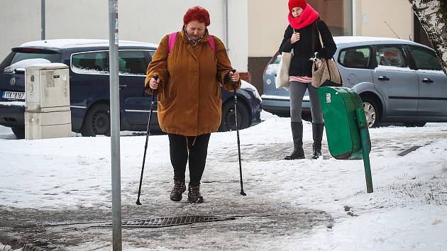 Zasněžené chodníky, situace v Ostravě-Dubině 12. ledna 2019. Ilustrační foto.