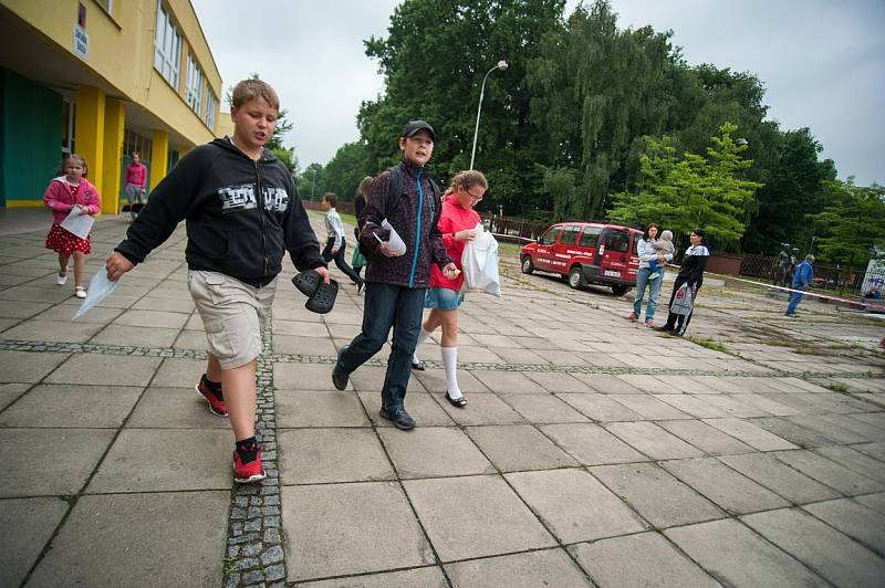 Dětem skončil další školní rok. Takto to vypadalo v pátek na základní škole V. Košaře v Ostravě-Dubině. 