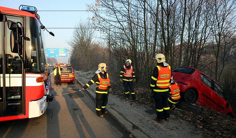 Hromadná nehoda devíti aut zkomplikovala ve středu ráno a dopoledne dopravu na frekventované Rudné ulici v Ostravě-Zábřehu.