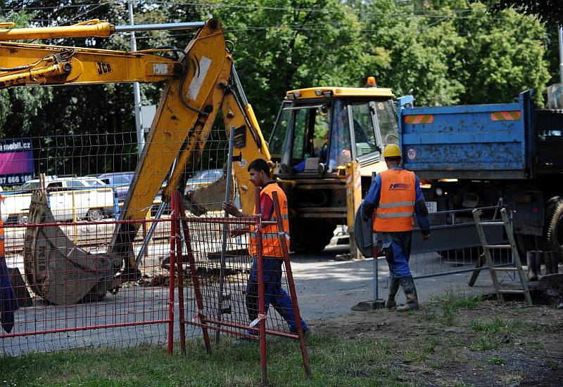 S nepříjemnými dopravními komplikacemi nyní musejí počítat řidiči, kteří využívají frekventovanou ulici Opavskou v Ostravě-Porubě. Kvůli rekonstrukci kanalizace a vodovodu je totiž její část uzavřena.