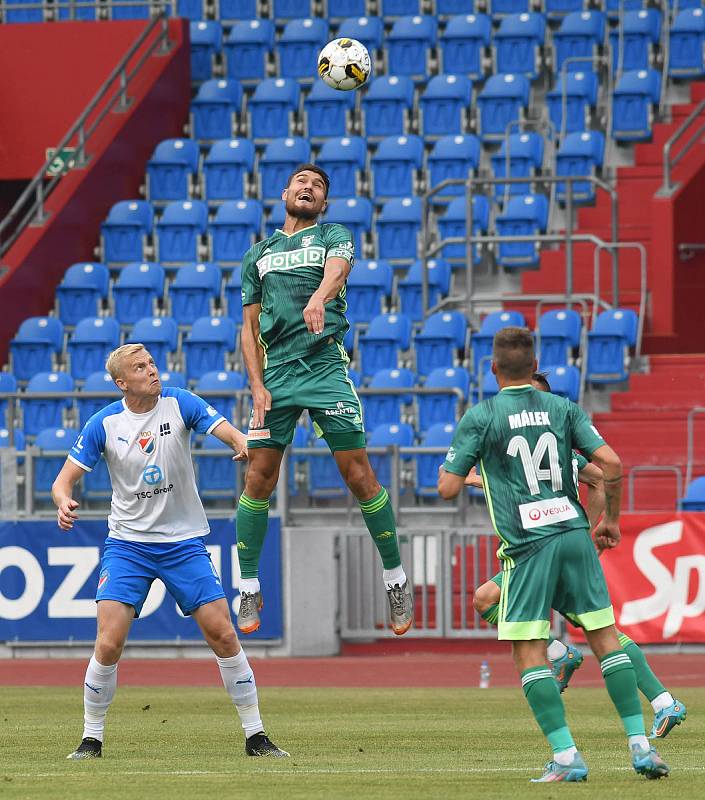 Fotbalisté Baníku Ostrava (v bílém) v generálce proti Karviné.