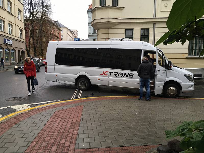 V rámci předvolebního projektu Deník-bus jsme vyrazili s lídry 10 politických stran z Ostravy za voliči na Karvinsko.