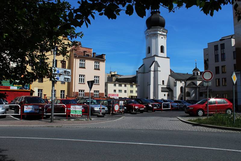 Místo parkoviště u Ostravského muzea vyroste rozsáhlý bytový dům s podloubím a podzemním parkovištěm. Bytové domy vzniknou i na dvou dalších místech - u kostela a u jatek. To by měly být nové adresy pro bydlení v centru Ostravy. 