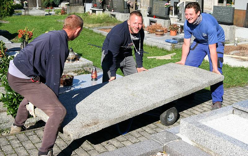 Náhrobní deska váží více než půl tuny, Karel (zleva), Lukáš a Láďa s ní manipulují pouze vlastními svaly.