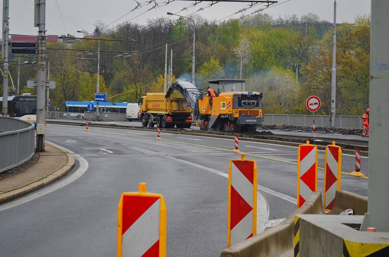 První etapa rekonstrukce Českobratrské ulice od zastávky Most Pionýrů po kruhový objezd na Hladnově, která potrvá do prosince, je v plném proudu. 