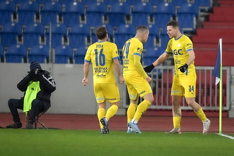 Utkání 21. kola první fotbalové ligy: Baník Ostrava - FK Teplice, 12. února 2022 v Ostravě. (zleva) Alois Hyčka z Teplic, Václav Sejk z Teplic a Filip Žák z Teplic.