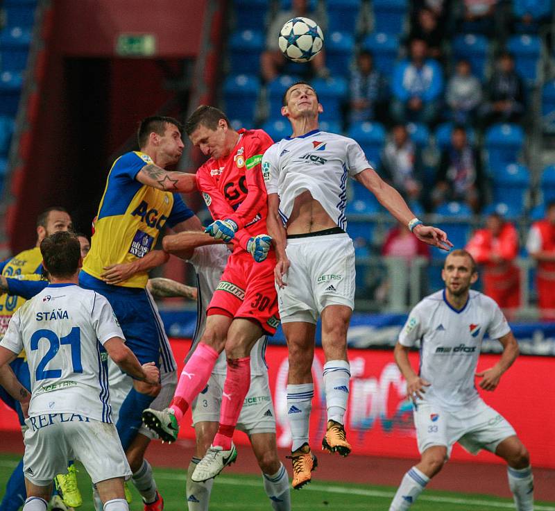 I. liga, 4. kolo, FC Baník - FK Teplice: 3 : 3, na snímku uprostřed vlevo Tomáš Grigar, vpravo Oleksandr Azatskyi