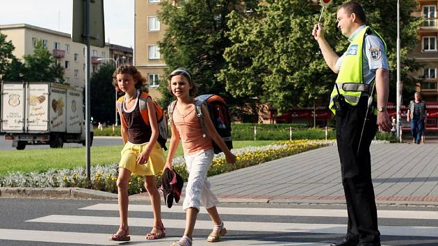 Strážníci posílí hlídky u škol. Důvodem jsou obavy, že roztěkané děti mohou v poprázdninové euforii vběhnout pod auta