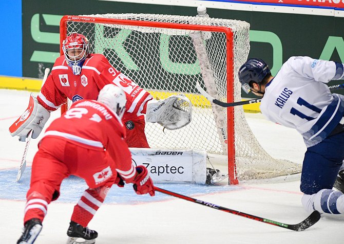 Hokejisté Vítkovic (v bílém) v odvetě čtvrtfinále Ligy mistrů proti švýcarskému Rapperswil-Jona.