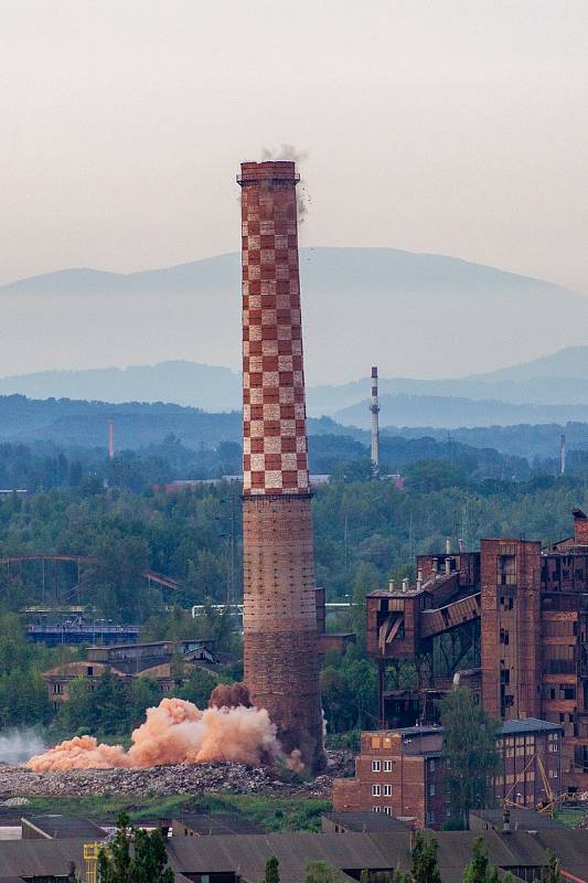 Odstřel ostravského komínu Strakáč, 3. srpna 2019 v Ostravě.