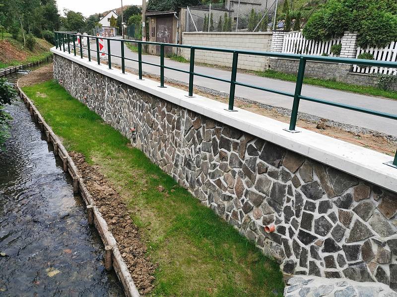 Opravené zídky kolem Ludgeřovického potoka v Petřkovicích. Foto: Úmob Petřkovice