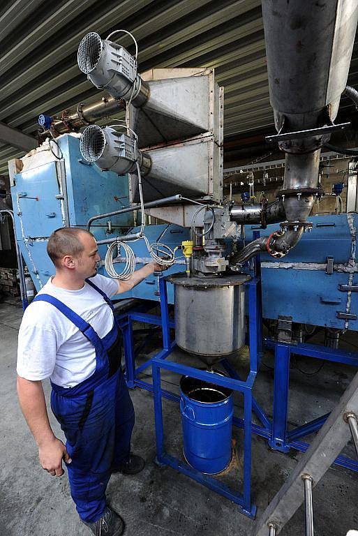 Pyrolýzní jednotka umí z odpadu vyrábět energii, její účinky se prověřují v technologickém centru.