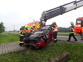 Sobotní zásah hasičů v Bartovicích u převrácené mazdy.