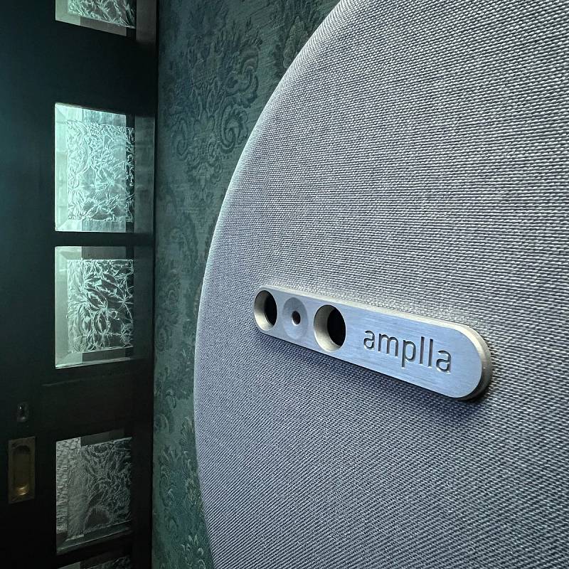 Průlomový hasící přístroj společnosti Amplla ve tvaru štítu.