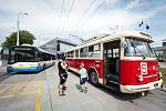 Ostravou projížděl historický trolejbus z minulého století.