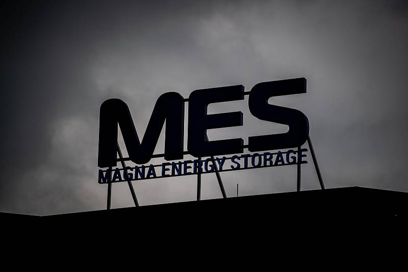 Společnost Magna Energy Storage (MES) otevřela v průmyslové zóně po bývalém černouhelném Dole František továrnu na výrobu vysokoenergetických akumulátorů HE3DA, 17. září 2020 v Horní Suché.