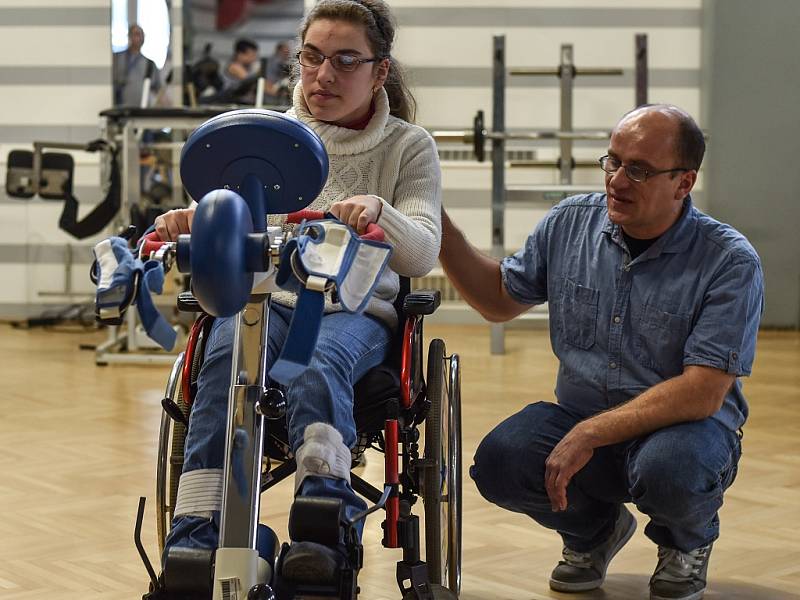 Lucie. Neměla přežít půl roku. Dnes je jí sedmnáct, má spoustu zájmů, jezdí na vozíčku a trénuje chůzi o berlích. Díky intenzivní rehabilitaci, kterou s ní rodiče absolvovali od raného věku. 