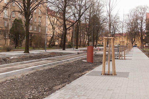 Šikmá parkovací stání a nová vozovka měly být ve spodní části ulice Matěje Kopeckého v Porubě dokončeny už v listopadu minulého roku.