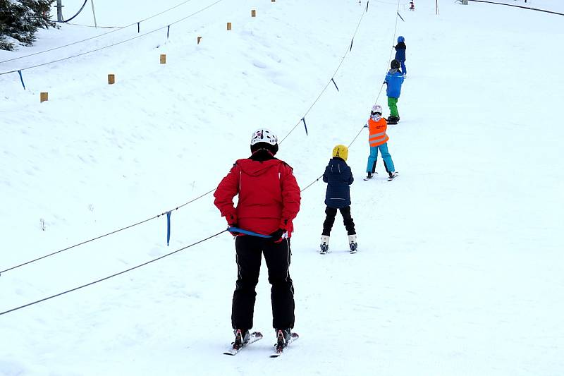 Tošovický areál zaplnili o víkendu lyžaři, snowboardisté i bobisté.