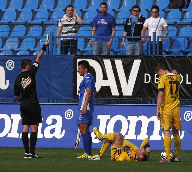 Milan Baroš dostává v utkání s Jihlavou žlutou kartu. 23. 4. 2013.