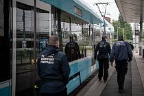 Asistenti přepravy, revizoři kontrolují cestující, 19. května 2023, Ostrava.