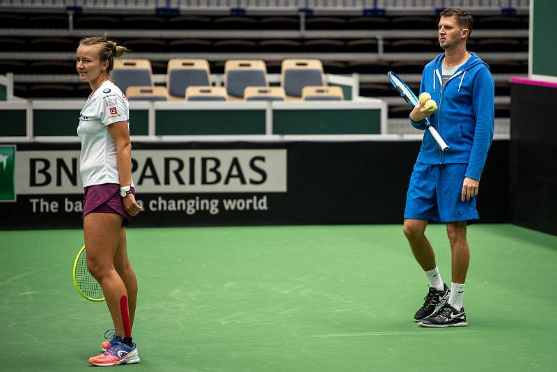 Barbora Krejčíková na tréninku českých tenistek před utkáním 1. kola Světové skupiny Fed Cupu proti Rumunsku, 6. února 2019 v Ostravě.