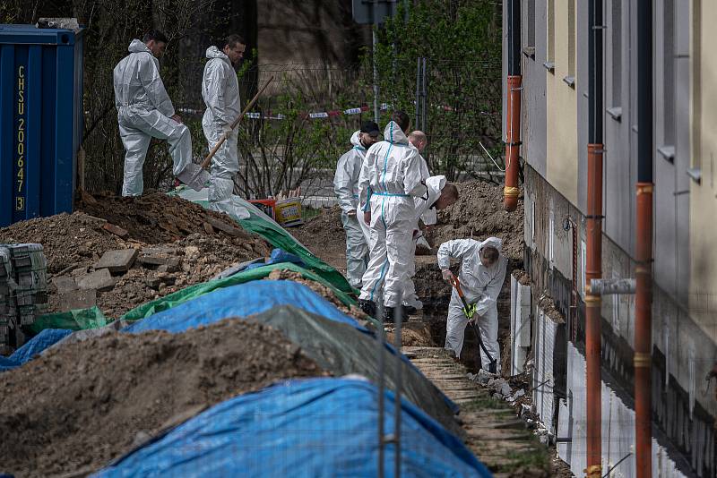 Policisté prohledávají místo neštěstí v městské části Hulváky, kde při výbuchu v místě výkopových prací zemřel člověk, 8. dubna 2022 v Ostravě.