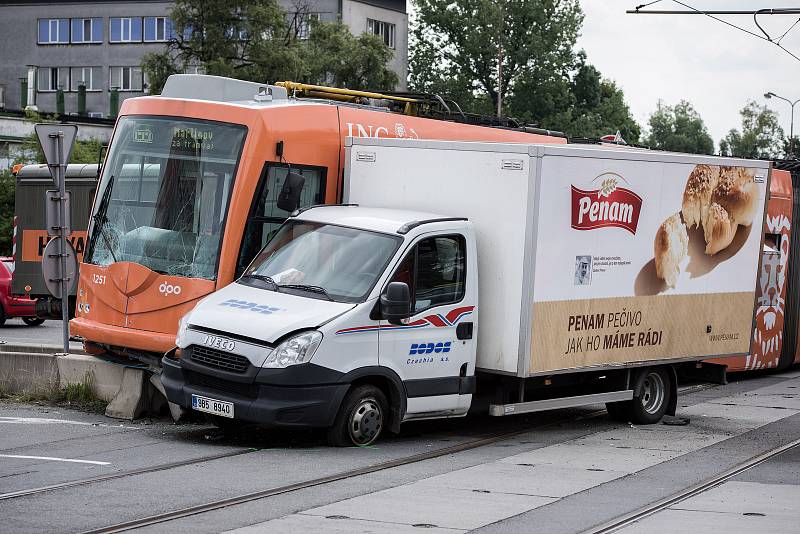 Nehoda tramvaje a nákladního automobilu v Ostravě-Martinově.