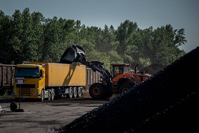Hnědé uhlí v uhelném skladu Ridera, 20. července 2022, Ostrava.