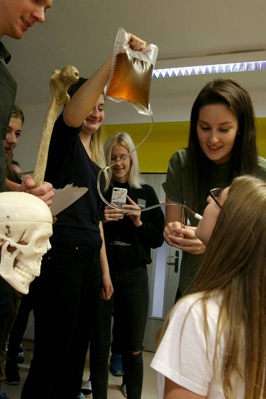 ZAPÍJENÍ vstupu do řad právoplatných studentů „zdravky“, stylově z pytlíku na moč.