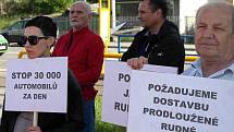 Demonstrace proti prodloužené Rudné.