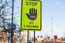 Zákazová značka na ulici Nákupní v Ostravě, únor 2019. Ilustrační foto.