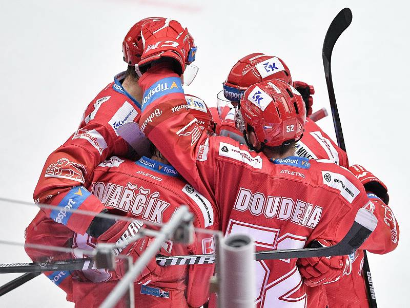 Utkání 42. kola hokejové extraligy: HC Oceláři Třinec - HC Vítkovice Ridera, 2. února 2021 v Třinci. Tým Třince oslavuje gól.