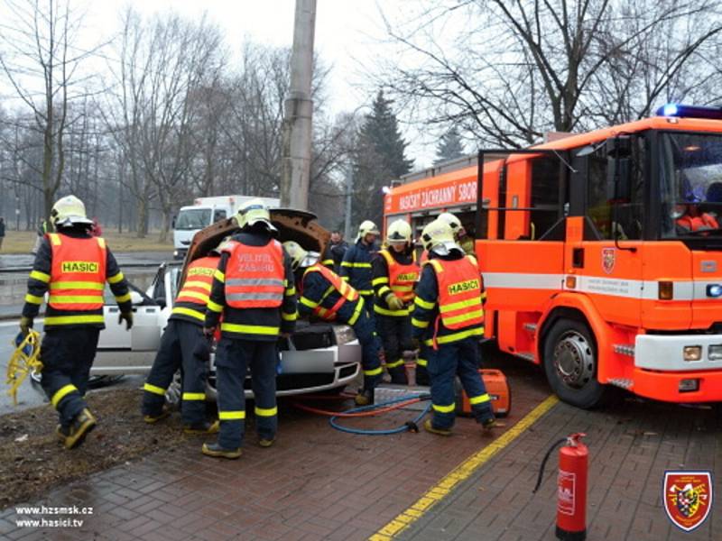 Akce záchranářů při vážné nehodě taxíku