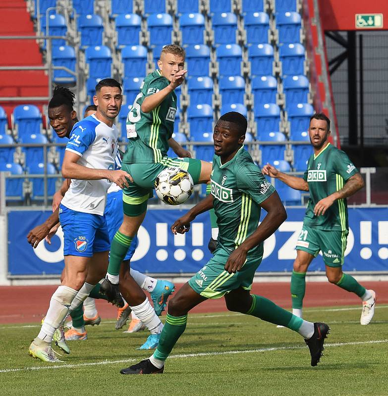 Fotbalisté Baníku Ostrava (v bílém) v generálce proti Karviné.