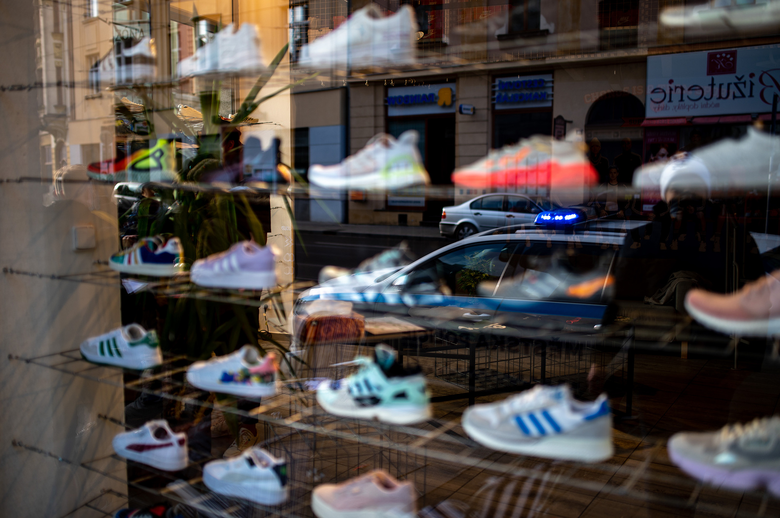 Fotogalerie: Zákazníci čekají na prodej limitované edice bot Nike Air Jordan  1 Retro High OG před prodejnou Queens na Nádražní ulici. Někteří čekali  před obchodem s peřinami a židlemi přes noc. Do
