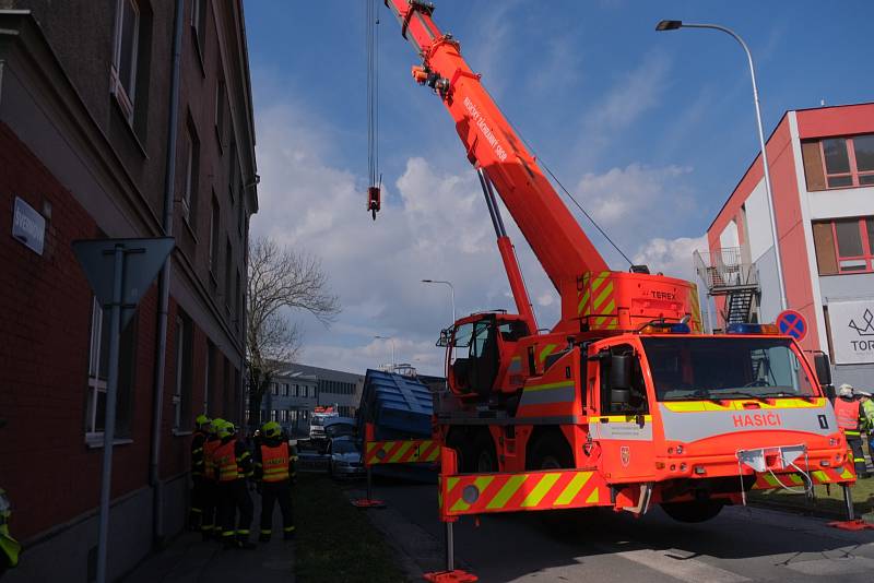 Čtyřtunový kontejner v Ostravě zavalil policejní auto se třemi muži zákona