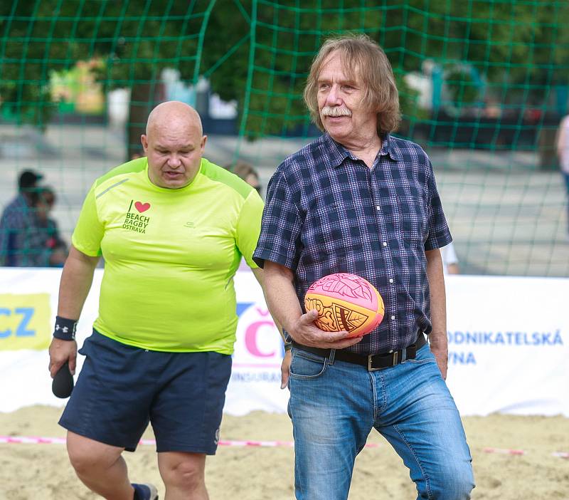 Jaromír Nohavica byl také ambasadorem Beach ragby na Masarykově námestí v centru Ostravy.