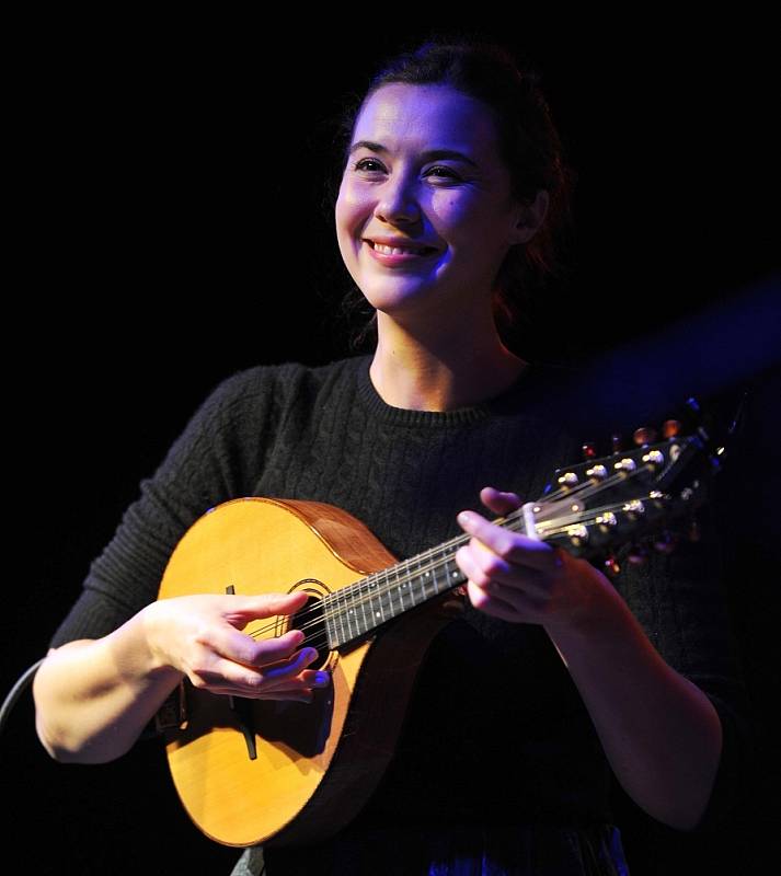 První hvězdou projektu Solo Colours Concerts byla Lisa Hannigan, irská písničkářka, která ve čtvrtek 28. listopadu spolu s  dalším irským songwriterem Richie Eganem, známým spíše pod pseudonymem Jape, vystoupila v klubu Cooltour na Černé louce.