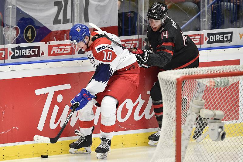 Mistrovství světa hokejistů do 20 let, skupina B: Kanada - ČR, 31. prosince 2019 v Ostravě. Na snímku (zleva) Matej Pekar a Jared McIsaac.