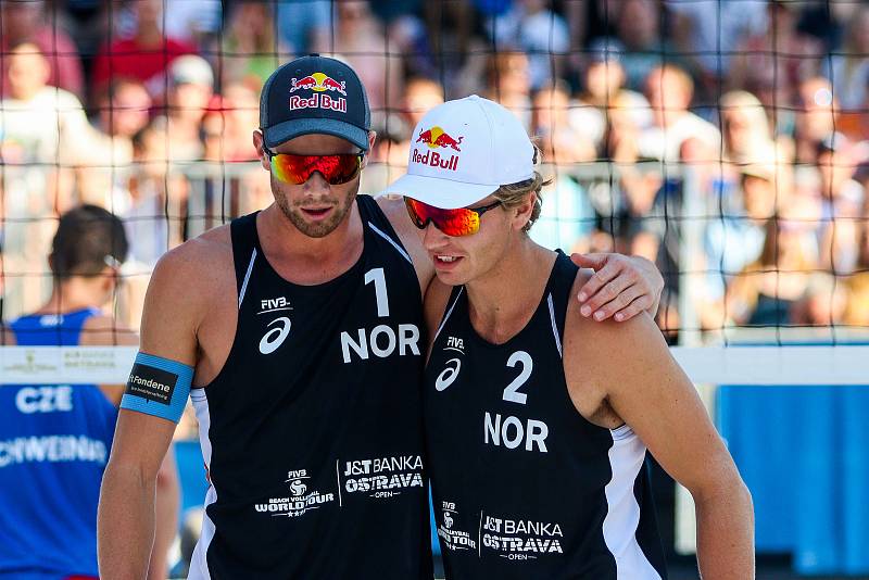 Finále muži: ČR - Norsko. FIVB Světové série v plážovém volejbalu J&T Banka Ostrava Beach Open, 2. června 2019 v Ostravě. Na snímku (zleva) Anders Berntsen Mol (NOR), Christian Sandlie Sørum (NOR).