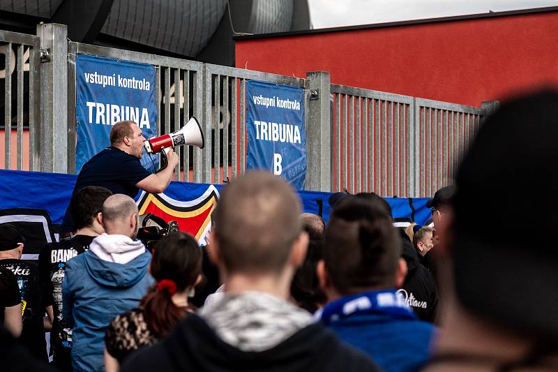 Utkání 26. kolo první fotbalové ligy: FC Baník Ostrava – SFC Opava, 10. dubna 2021 v Ostravě. Fanoušci FC Baník Ostrava před Městským stadionem Vítkovice.